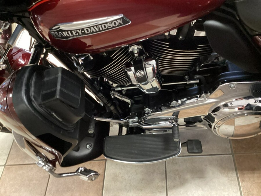 2017 Harley-Davidson® Tri Glide® Ultra Two-Tone Mysterious Red Sunglo/Velocity Red Sunglo