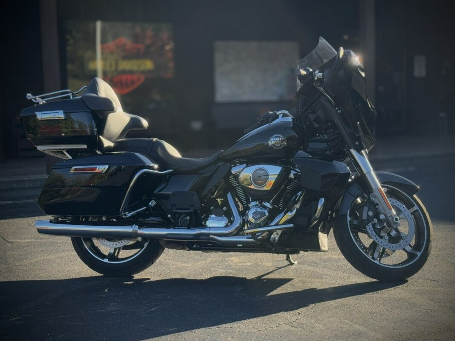 2025 Harley-Davidson® Street Glide® Ultra Vivid Black