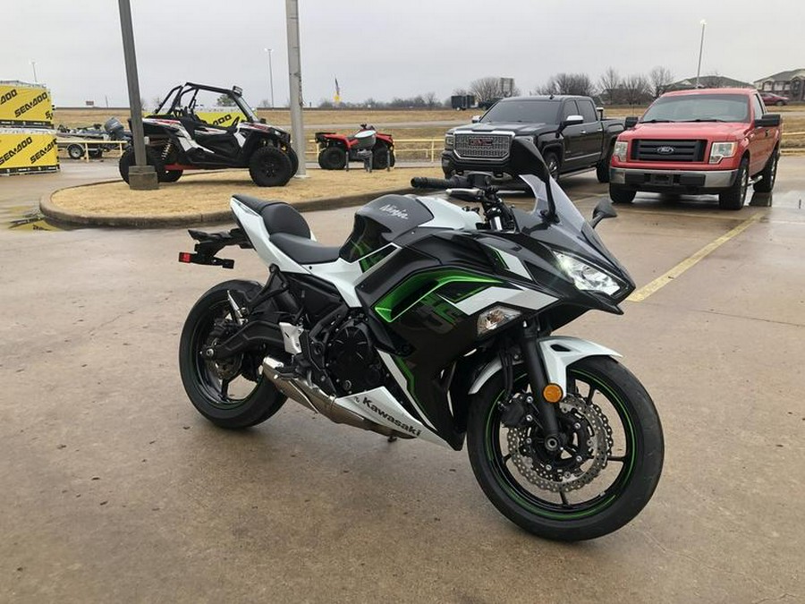 2022 Kawasaki Ninja® 650 Pearl Robotic White/Metallic Carbon Gray