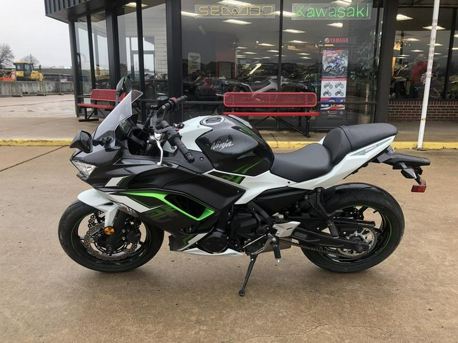 2022 Kawasaki Ninja® 650 Pearl Robotic White/Metallic Carbon Gray