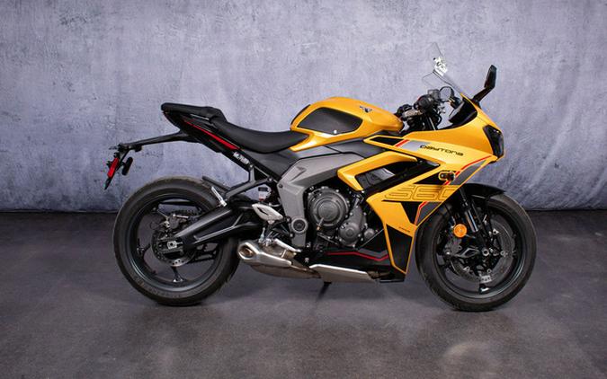 2026 Triumph Daytona 660 Cosmic Yellow / Sapphire Black 660 Sapphire Black