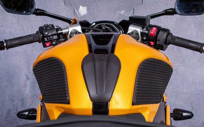 2026 Triumph Daytona 660 Cosmic Yellow / Sapphire Black 660 Sapphire Black