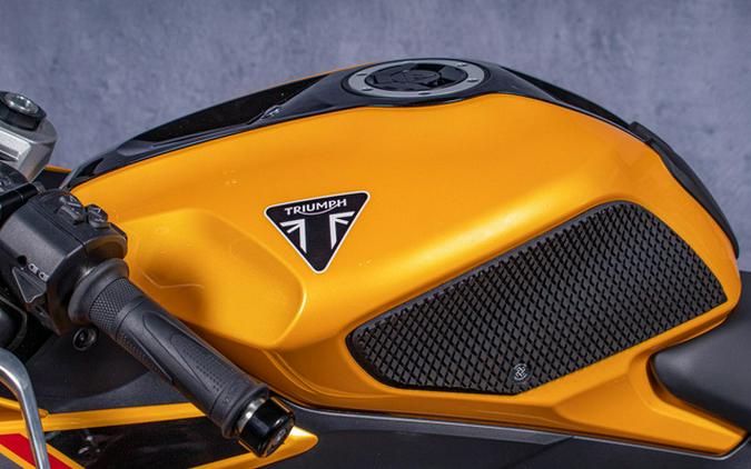 2026 Triumph Daytona 660 Cosmic Yellow / Sapphire Black 660 Sapphire Black