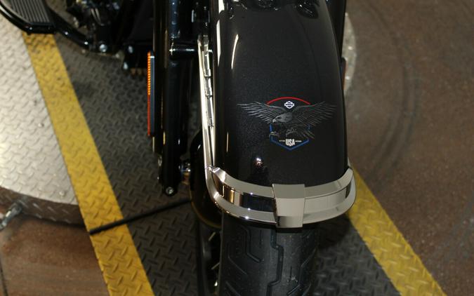 Harley-Davidson® Heritage Classic 2026 Midnight Ember w/Laced Wheels