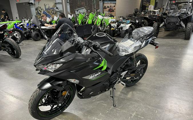 2023 Kawasaki Ninja® 400 Matrix Camo Gray/Metallic Matte Carbon Gray