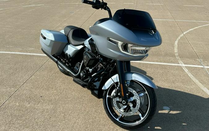 2024 Harley-Davidson Road Glide® Atlas Silver Metallic - Black Finish