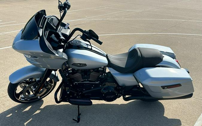 2024 Harley-Davidson Road Glide® Atlas Silver Metallic - Black Finish