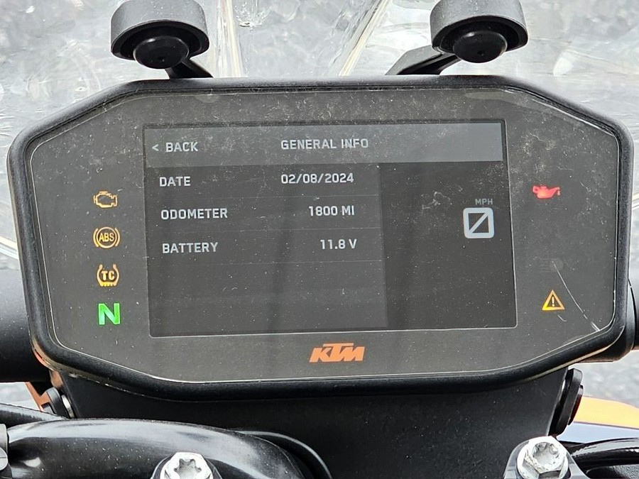 2022 KTM Duke 890 R