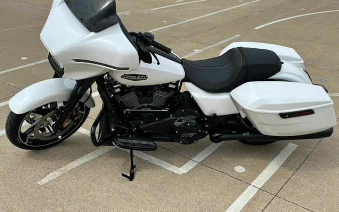 2024 Harley-Davidson Street Glide® White Onyx Pearl - Black Finish