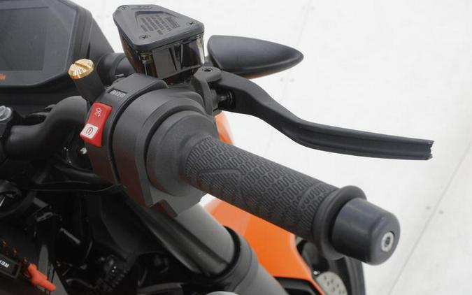 2022 KTM 890 Duke R