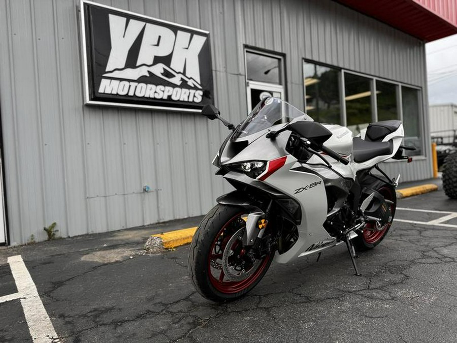 2024 Kawasaki Ninja® ZX™-6R Pearl Robotic White/Metallic Graphite Gray