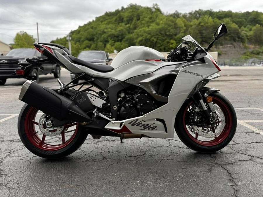 2024 Kawasaki Ninja® ZX™-6R Pearl Robotic White/Metallic Graphite Gray