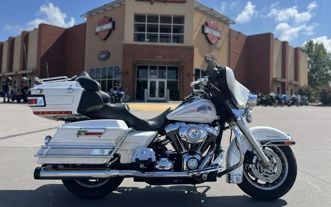 2007 Harley-Davidson® FLHTCU Electra Glide® Ultra Classic® WHITE GOLD 642414
