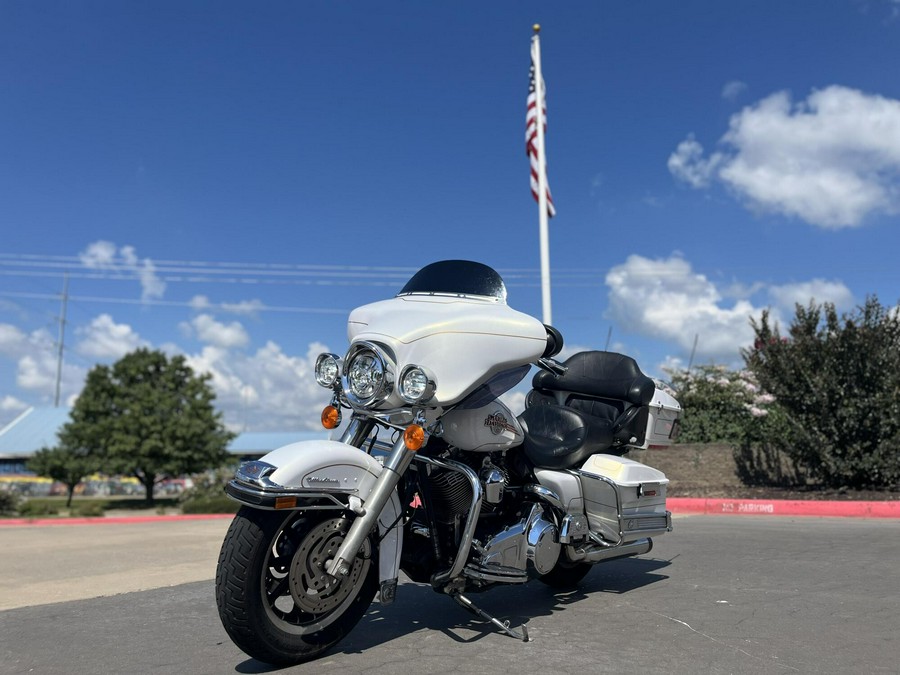 2007 Harley-Davidson® FLHTCU Electra Glide® Ultra Classic® WHITE GOLD 642414