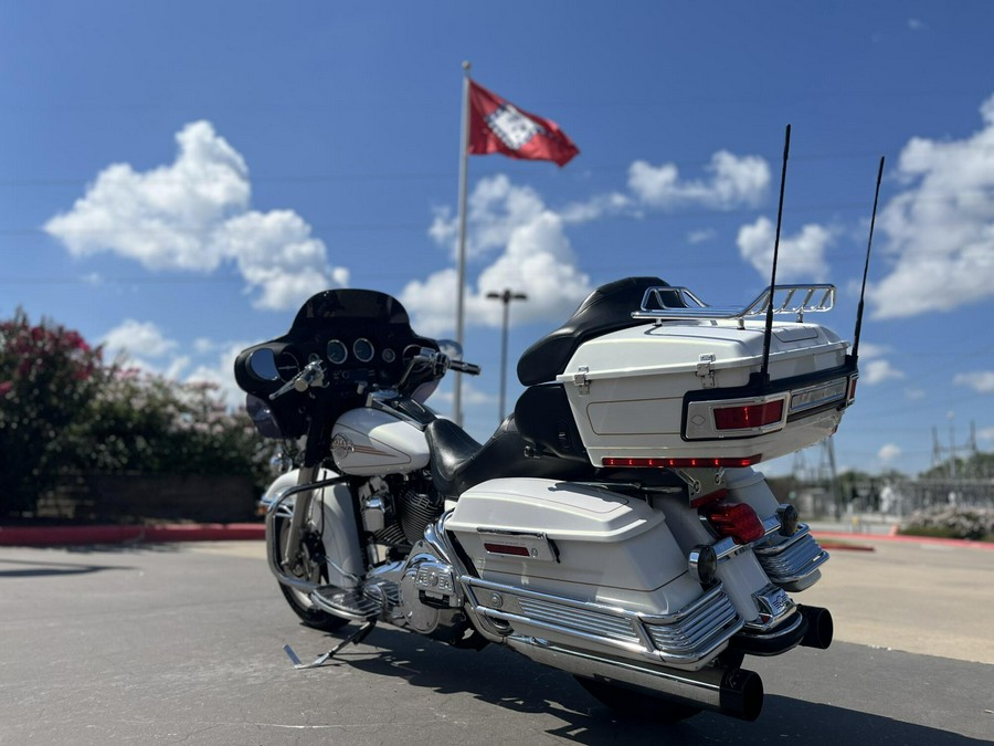 2007 Harley-Davidson® FLHTCU Electra Glide® Ultra Classic® WHITE GOLD 642414