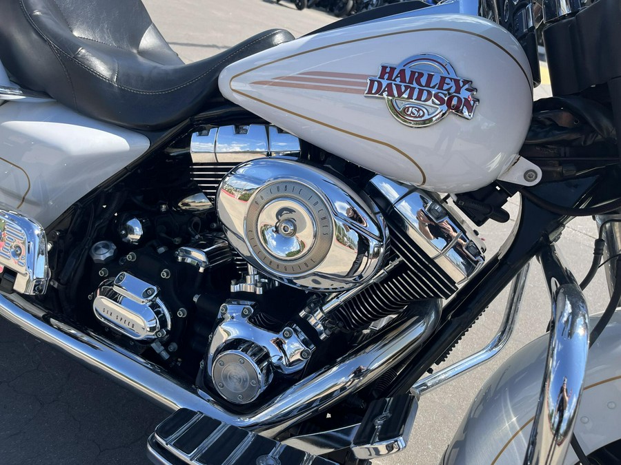 2007 Harley-Davidson® FLHTCU Electra Glide® Ultra Classic® WHITE GOLD 642414