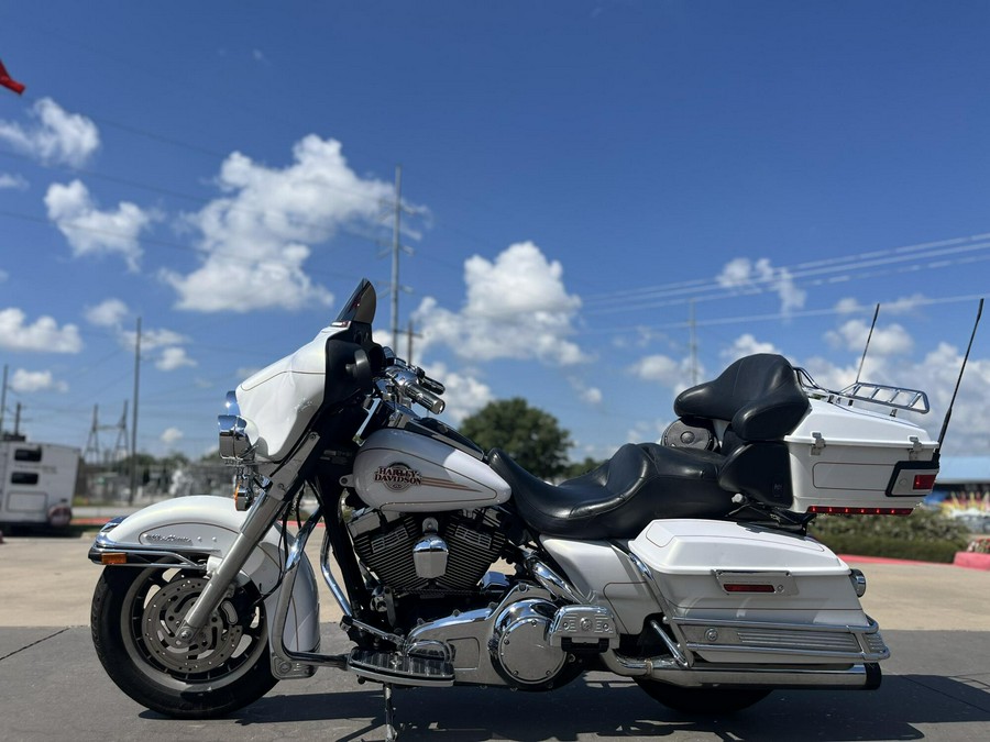 2007 Harley-Davidson® FLHTCU Electra Glide® Ultra Classic® WHITE GOLD 642414