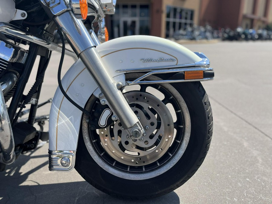 2007 Harley-Davidson® FLHTCU Electra Glide® Ultra Classic® WHITE GOLD 642414