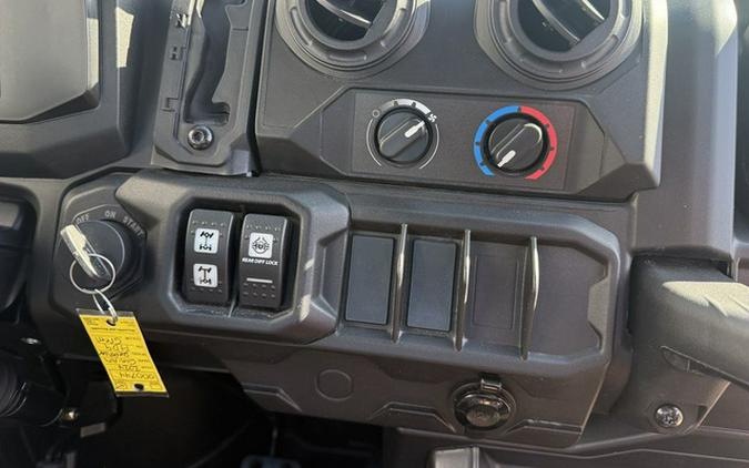 2024 Can-Am Defender DPS CAB HD9