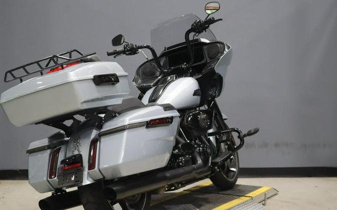 2024 Harley-Davidson Road Glide Atlas Silver Metallic - Black Finish