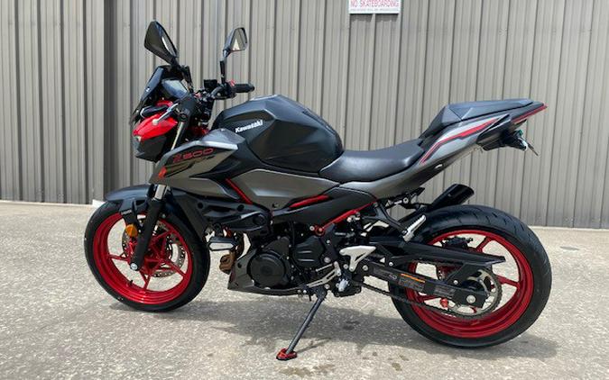 2024 Kawasaki Z500 SE ABS RED / BLACK WITH YOSHIMURA EXHAUST, WINDSCREEN, RADIATORGUARD, REAR SPOOLS