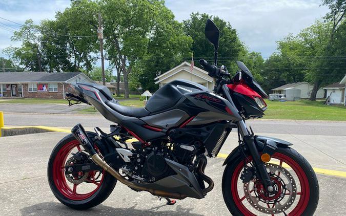 2024 Kawasaki Z500 SE ABS RED / BLACK WITH YOSHIMURA EXHAUST, WINDSCREEN, RADIATORGUARD, REAR SPOOLS