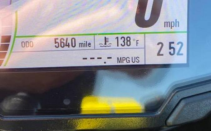 2024 Kawasaki Z500 SE ABS RED / BLACK WITH YOSHIMURA EXHAUST, WINDSCREEN, RADIATORGUARD, REAR SPOOLS