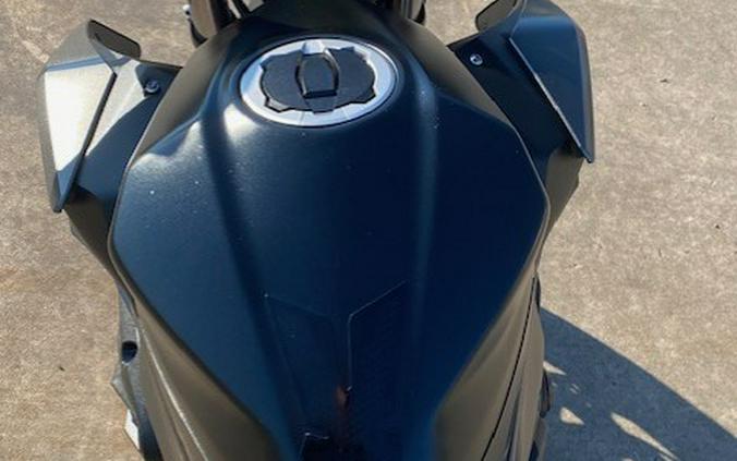 2024 Kawasaki Z500 SE ABS RED / BLACK WITH YOSHIMURA EXHAUST, WINDSCREEN, RADIATORGUARD, REAR SPOOLS