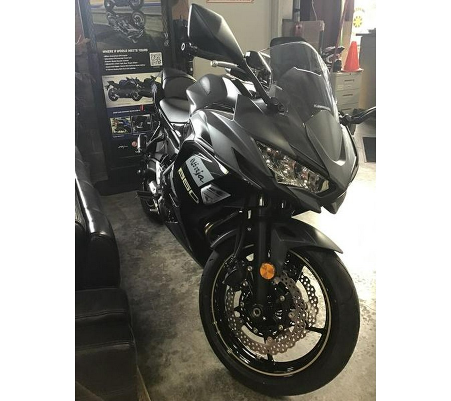 2024 Kawasaki Ninja® 650 Metallic Matte Dark Gray/Metallic Spark Black