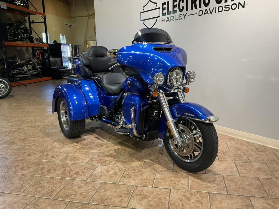 2024 Harley-Davidson® Tri Glide® Ultra Blue Burst FLHTCUTG