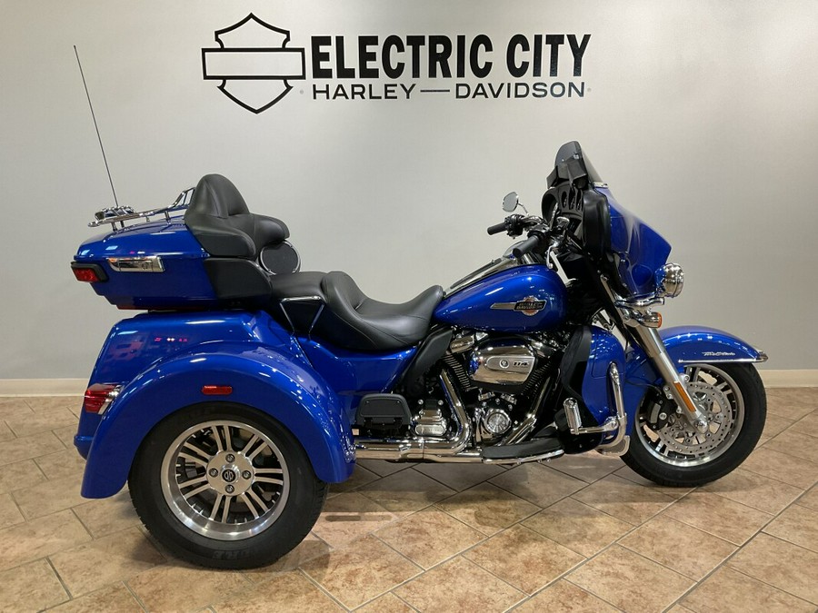 2024 Harley-Davidson® Tri Glide® Ultra Blue Burst FLHTCUTG