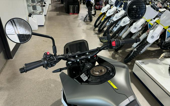 2027 Husqvarna Svartpilen 801 SE