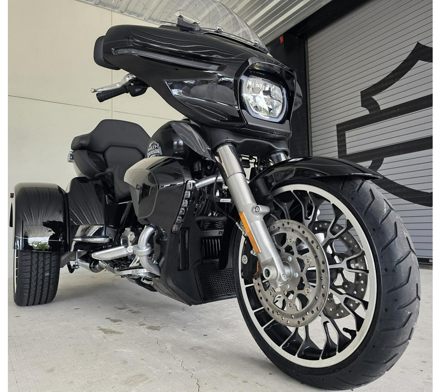 2026 Harley-Davidson® Street Glide 3 Limited Vivid Black Chrome Trim
