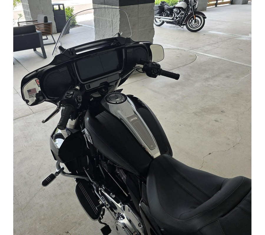 2026 Harley-Davidson® Street Glide 3 Limited Vivid Black Chrome Trim