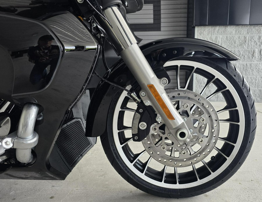 2026 Harley-Davidson® Street Glide 3 Limited Vivid Black Chrome Trim