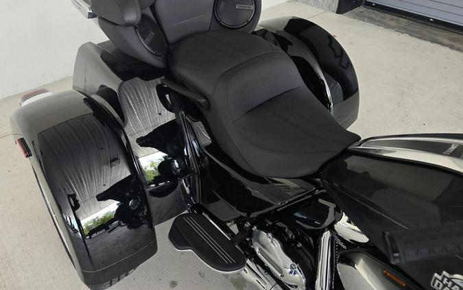 2026 Harley-Davidson® Street Glide 3 Limited Vivid Black Chrome Trim