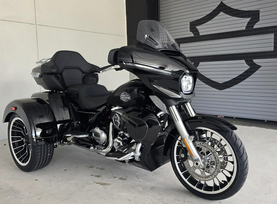 2026 Harley-Davidson® Street Glide 3 Limited Vivid Black Chrome Trim