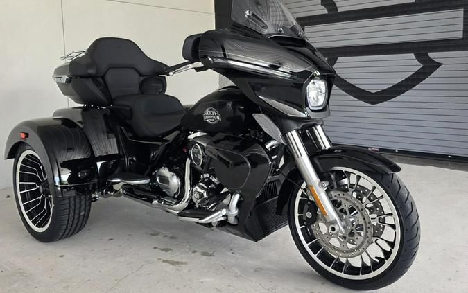 2026 Harley-Davidson® Street Glide 3 Limited Vivid Black Chrome Trim