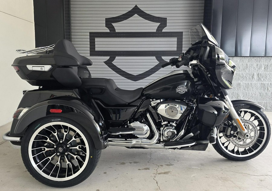 2026 Harley-Davidson® Street Glide 3 Limited Vivid Black Chrome Trim