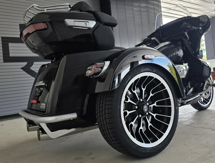 2026 Harley-Davidson® Street Glide 3 Limited Vivid Black Chrome Trim