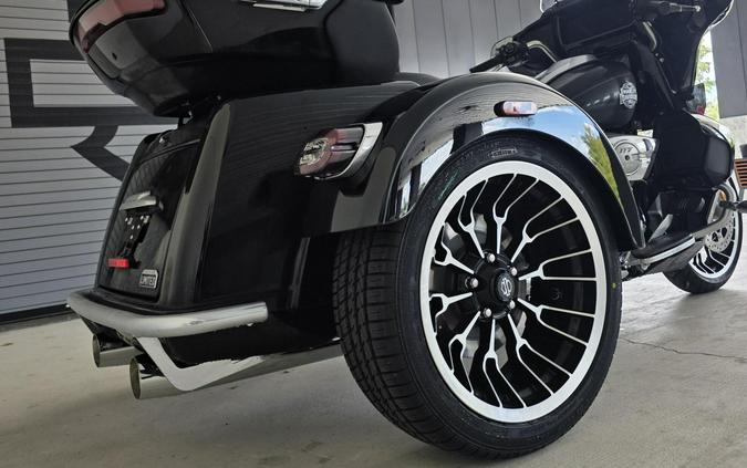 2026 Harley-Davidson® Street Glide 3 Limited Vivid Black Chrome Trim