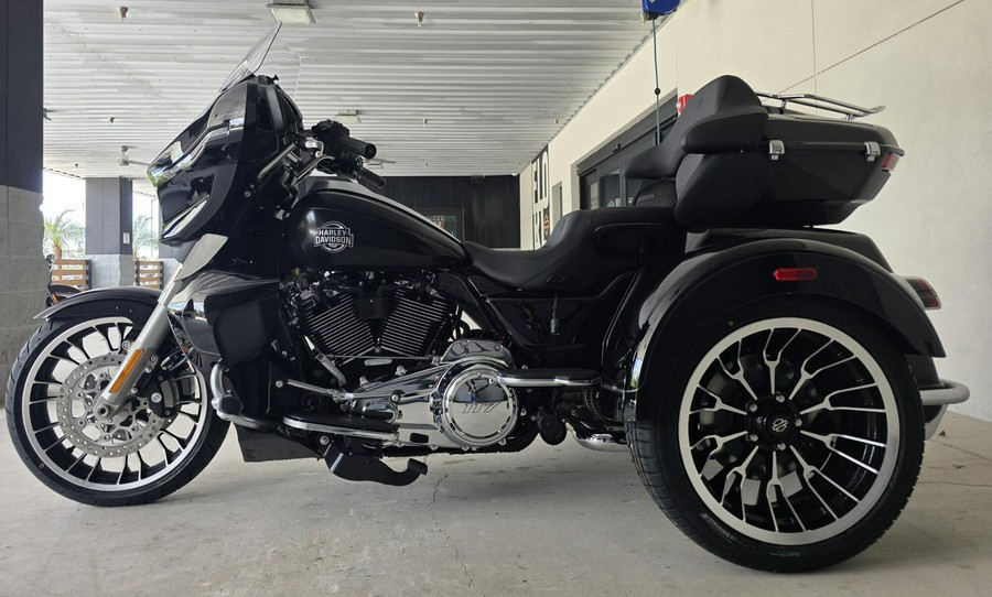 2026 Harley-Davidson® Street Glide 3 Limited Vivid Black Chrome Trim