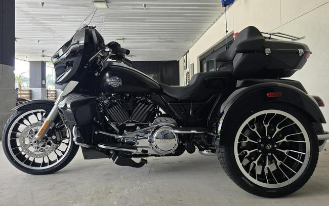 2026 Harley-Davidson® Street Glide 3 Limited Vivid Black Chrome Trim