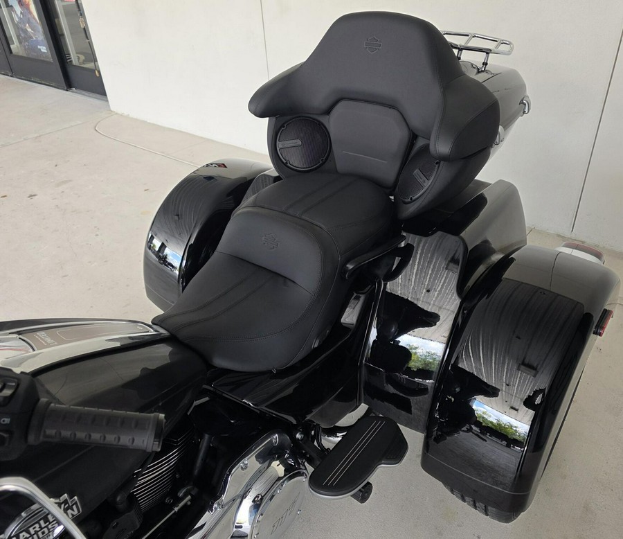 2026 Harley-Davidson® Street Glide 3 Limited Vivid Black Chrome Trim