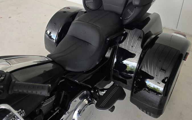 2026 Harley-Davidson® Street Glide 3 Limited Vivid Black Chrome Trim