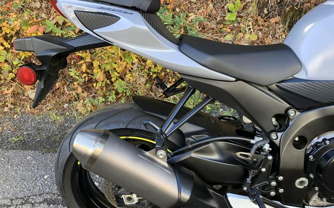 2022 Suzuki GSX-R750 Glass Matte Mechanical Gray / Pearl Brilliant White