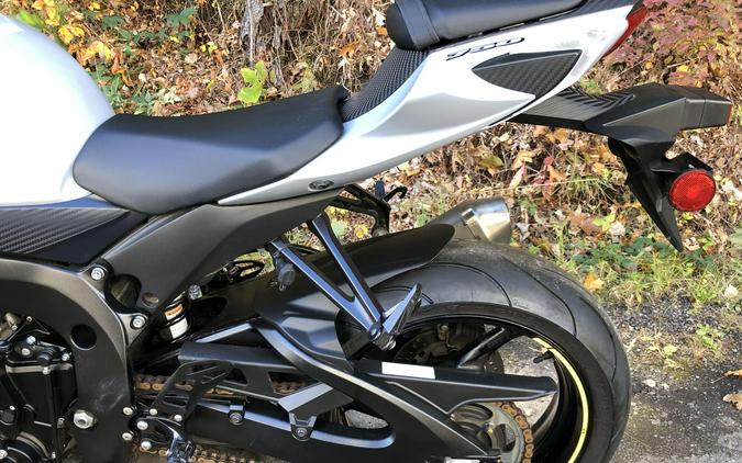 2022 Suzuki GSX-R750 Glass Matte Mechanical Gray / Pearl Brilliant White