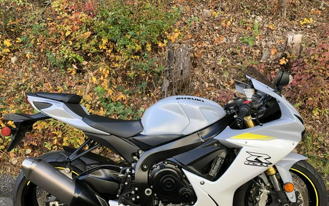2022 Suzuki GSX-R750 Glass Matte Mechanical Gray / Pearl Brilliant White
