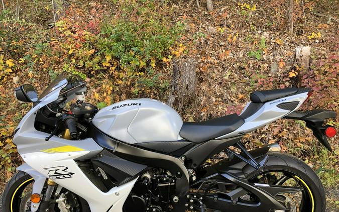 2022 Suzuki GSX-R750 Glass Matte Mechanical Gray / Pearl Brilliant White