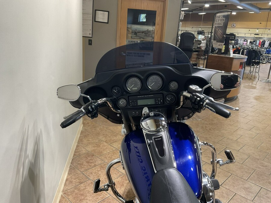 2017 Harley-Davidson® Ultra Limited Two-Tone Superior Blue/Billet Silver FLHTK